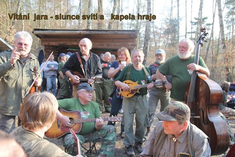 Vítání jara - slunce svítí a kapela hraje