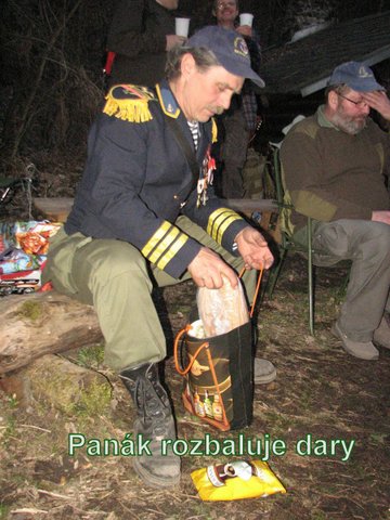 Panák rozbaluje dary