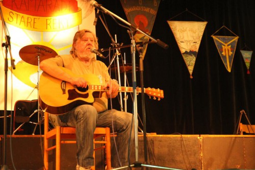 Tony Linhart - takhle vypráví a hraje pro Kamarády Staré řek